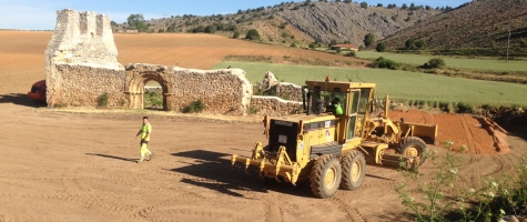 OBRAS ACONDICIONAMIENTO APARCAMIENTO ACCESO CALATAÑAZORZ