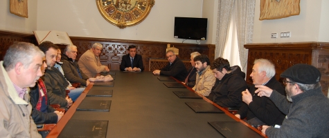 ENCUENTRO ENTRE EL PTE DE LA DIPUTACIÓN Y MIEMBROS DE LA ASOC. FRUTICULTORA DE TERUEL