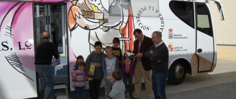 EL PRESIDENTE DE LA DIPUTACIÓN VISITANDO EL SERVICIO DE BIBLIOBUS EN BOROBIA