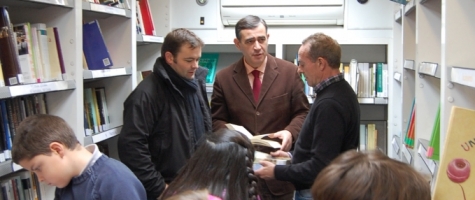 VISITA DEL PRESIDENTE DE LA DIPUTACIÓN EN MOLINOS DE DUERO AL SERVICIO DE BIBLIOBUS