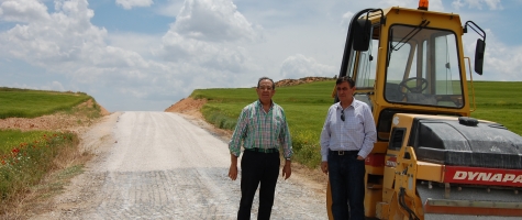 VISITA DEL PTE DE LA DIPUTACIÓN A LA CARRETERA DE NAVAPALOS A FRESNO DE CARACENA