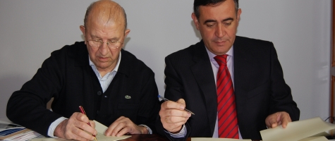 EL ALCALDE DE DURUELO, ROMÁN MARTÍN, Y EL PTE DE LA DIPUTACIÓN, ANTONIO PARDO, EN LA FIRMA DEL CONVENIO DE COLABORACION