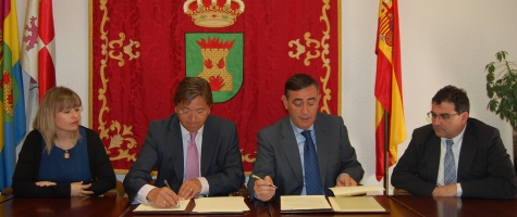 EL PTE DE LA DIPUTACIÓN Y EL ALCALDE DE ÓLVEGA EN LA FIRMA DE CONVENIO DE COLABORACIÓN