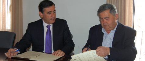 EL PTE DE LA DIPUTACIÓN Y EL ALCALDE DE QUINTANA REDONDA FIRMANDO CONVENIO COLABORACIÓN