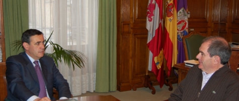 REUNIÓN ENTRE EL PRESIDENTE DE LA DIPUTACIÓN Y EL ALCALDE DE MAGAÑA