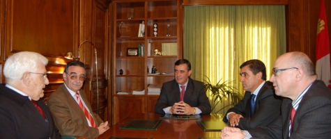 EL PTE. DE LA DIPUTACIÓN CON EL PTE. DE CAJA RURAL, EL DIRECTOR GENERAL Y LOS PTES DE LAS FUNDACIONES