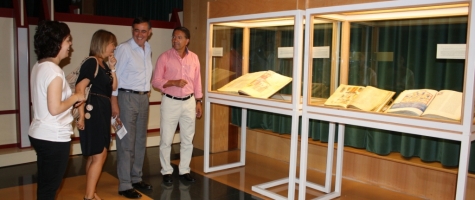 EL PTE DE LA DIPUTACIÓN VISITA EN OLVEGA LA EXPOSICIÓN LOS ORÍGEENS DEL ESPAÑOL