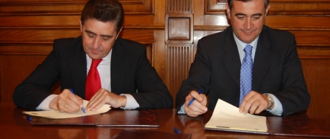 EL PTE DE CAJA RURAL DE SORIA, CARLOS MARTÍNEZ, Y EL PTE DE DIPUTACIÓN DE SORIA, ANTONIO PARDO, EN LA FIRMA DEL CONVENIO