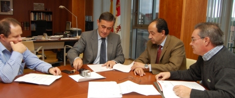 EL PTE DE LA DIPUTACIÓN Y EL DELEGADO DE LA JUNTA EN SORIA FIRMANDO EL ACUERDO DE COLABORACIÓN