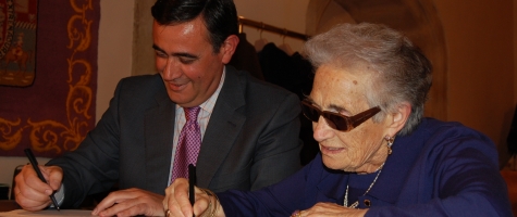 EL PTE DE LA DIPUTACION FIRMADO CON UNA DE LAS PROPIETARIAS DE COLECCION