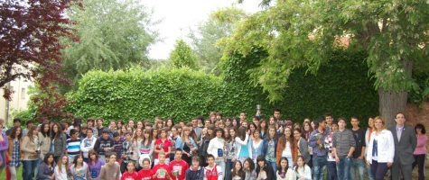 FOTO GRUPO GANADORES JUEGOS ESCOLARES 2010-2011 JUNTO A LAS AUTORIDADES