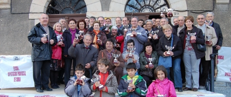 FOTO DE GRUPO GANADORES JUEGOS POPULARES NAVALENO 2012