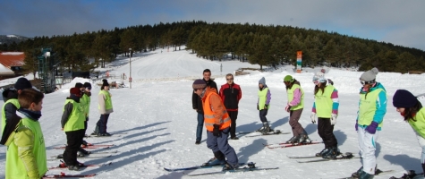 EL PTE DE LA DIPUTACIÓN JUNTO A UN GRUPO DE ESCOLARES EN EL PUNTO DE NIEVE DE SANTA INÉS