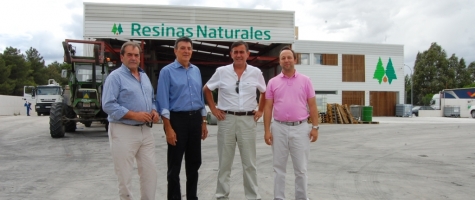 VISITA PTE DE LA DIPUTACIÓN A LA FÁBRICA RESINAS NATURALES EN CUELLAR