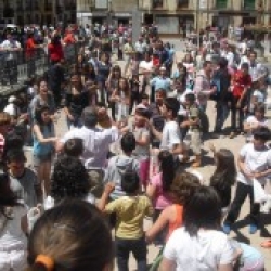 TRADICIONAL SIEMBRA DE CARAMELOS EN SAN ISIDRO EN EL BURGO DE OSMA
