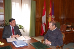EL PTE DE LA DIPUTACIÓN REUNIDO CON EL ALCALDE DE NAFRÍA DE UCERO