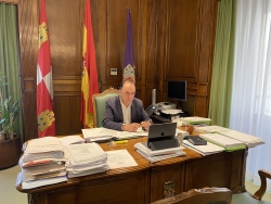 Benito serrano presidiendo la Comisión de Hacienda de la Diputación