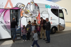 EL PRESIDENTE DE LA DIPUTACIÓN VISITANDO EL SERVICIO DE BIBLIOBUS EN BOROBIA