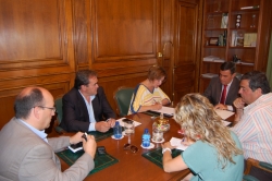 REUNIÓN ENTRE EL PTE DE LA DIPUTACIÓN Y REPRESENTANTES DE LA CÁMARA DE COMERCIO