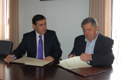 EL PTE DE LA DIPUTACIÓN Y EL ALCALDE DE QUINTANA REDONDA FIRMANDO CONVENIO COLABORACIÓN