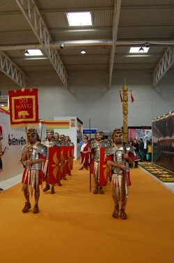 LA ASOCIACIÓN DE AMIGOS DE MURO REPRESENTANDO EL DESFILE MILITAR ROMANO