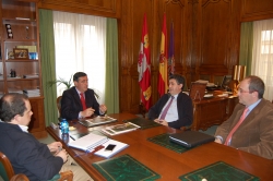 REUNIÓN ENTRE EL PRESIDENTE DE LA DIPUTACIÓN Y EL GERENTE DE FICO MIRRORS
