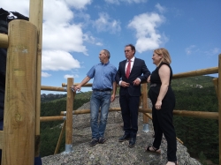 El Presidente de la Diputación, Benito Serrano, y el alcalde de Duruelo, Alberto Abab, yla diputada provincial María José Jimenez, en el mirador de la vía ferrata