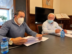 El diputado Raúl Lozano junto al técnico de agricultura