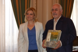 LA VICEPRESIDENTA DE LA DIPUTACIÓN ENTREGA UN LIBRO AL PTE DE LA CASA