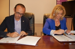 LA PTA. DEL CAEP Y EL PTE. DE LA FEDERACIÓN NACIONAL DE TRIATLÓN EN LA FIRMA DEL CONVENIO