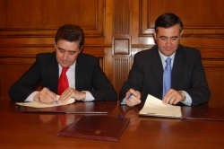 EL PTE DE CAJA RURAL DE SORIA, CARLOS MARTÍNEZ, Y EL PTE DE DIPUTACIÓN DE SORIA, ANTONIO PARDO, EN LA FIRMA DEL CONVENIO