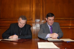 EL PTE DE LA DIPUTACIÓN, ANTONIO PARDO, Y EL OBISPO DE LA DIÓCESIS DE OSMA-SORIA, GERARDO MELGAR, EN LA FIRMA DEL CONVENIO