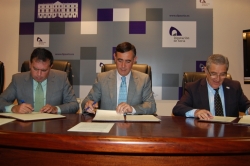 FIRMA CONVENIOS DEL PATRONATO DE LA UNED CON LA DIRECCIÓN DE EDUCACIÓN Y LA ASOC. ESPAÑOLA CONTRA EL CÁNCER