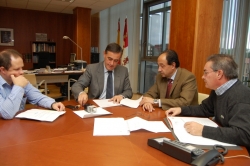 EL PTE DE LA DIPUTACIÓN Y EL DELEGADO DE LA JUNTA EN SORIA FIRMANDO EL ACUERDO DE COLABORACIÓN