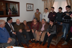 EL PTE DE LA DIPUTACIÓN CON LA FAMLIA DEL HOMENAJEADO CON MOTIVO DE SU CENTENARIO