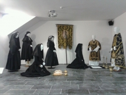 EXPOSICIÓN EN EL MJUSEO PROVINCIAL DEL TRAJE SORIANO EN MORÓN DE ALMAZÁN CON MOTIVO DE LA NOCHE DE LAS ÁNIMAS