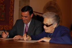 EL PTE DE LA DIPUTACION FIRMADO CON UNA DE LAS PROPIETARIAS DE COLECCION
