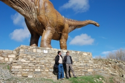 ANTONIO PARDO, PTE DE LA DIPUTACIÓN, Y DIONISIO MARTÍNEZ, ALCALDE DE FUENTES DE MAGAÑA JUNTO A LA MAQUETA DE DINOSAURIO