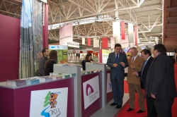 EL PTE DE LA DIPUTACIÓN DE SORIA, EL PTE DE LA COMISIÓN DE DESARROLLO ECONÓMICO Y TURÍSTICO Y EL ALCALDE DE YANGUAS EN STAND INTUR DIPUTACIÓN SORIA