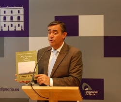EL PRESIDENTE DE LA DIPUTACIÓN, ANTONIO PARDO, PRESENTANDO UN NUEVO NÚMERO DE LA REVISTA DE SORIA