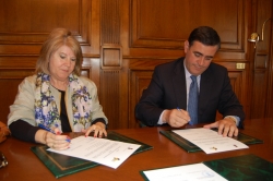 FIRMA CONVENIO ENTRE PTE. DIPUTACIÓN, ANTONIO PARDO, Y LA PTA. ASOC. AMIGOS PUEBLO SAHARAUI, EMILIA JIMÉNEZ