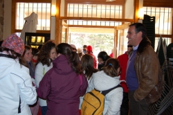 EL PRESIDENTE DE LA DIPUTACIÓN CON NIÑOS PARTICIPANTES EN CURSOS DE NIEVE EN SANTA INÉS