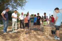 VISITA DEL PTE DE LA DIPUTACIÓN A LOS TALLERES INFANTILES DE ARQUEOLOGÍA EN CUEVAS DE SORIA