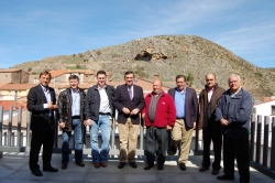 VISITA DEL PTE. DE LA DIPUTACIÓN, ANTONIO PARDO, AL CENTRO DE INTERPRETACIÓN CON LA CUEVA AL FONDO