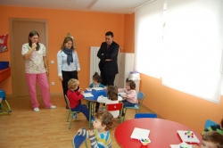 VISITA DEL PRESIDENE DE LA DIPUTACIÓN Y LA ALCALDESA DE GARRAY A LA GUARDERÍA MUNICIPAL 