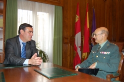 EL PTE. DE LA DIPUTACIÓN CON EL TENIENTE CORONEL DE LA GUARDIA CIVIL DE SORIA