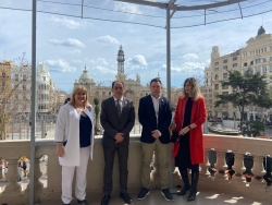 El presidente de la Diputación, Benito Serrano, con el presidente de la Casa de Soria en Valencia y la alcaldesa de la Ciudad